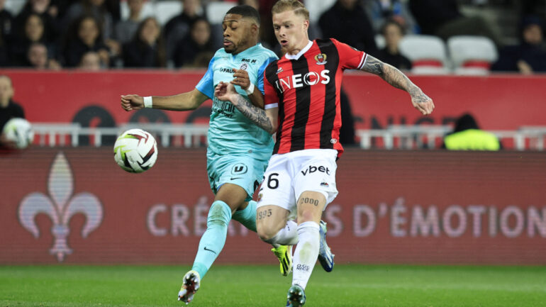 Arnaud Nordin (Montpellier) au duel avec Melvin Bard (Nice)