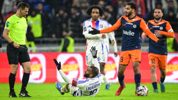 Alexandre Lacazette se plaint auprès de Jérémy Stinat lors d'OL - Montpellier