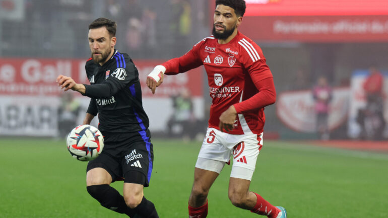 Nicolas Tagliafico (OL) et Mahdi Camara (Brest)