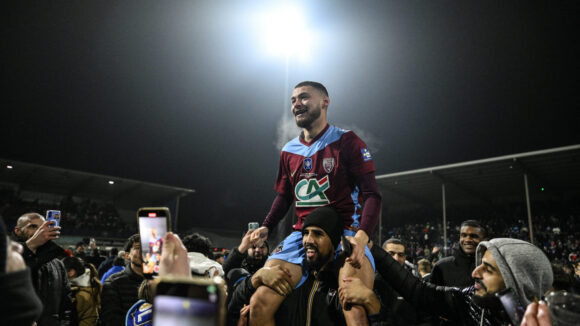 Mehdi Moujetzky porté en triomphe après Bourgoin - OL (Coupe de France)