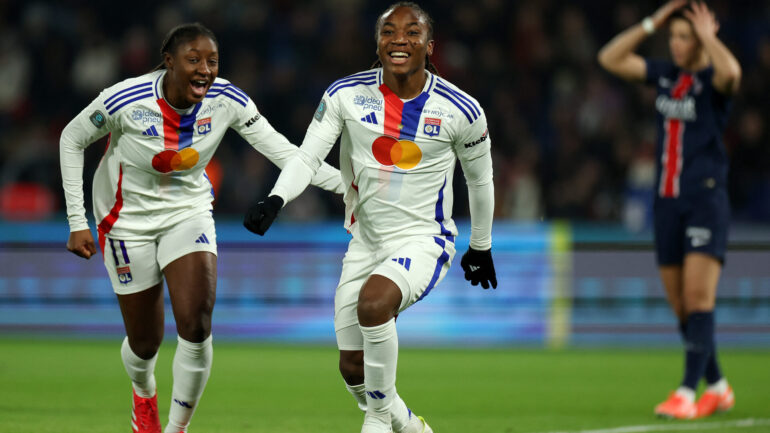 Melchie Dumornay et Kadidiatou Diani célèbrent un but lors de PSG - OL