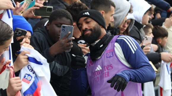 Alexandre Lacazette prenant une photo avec un supporter de l'OL