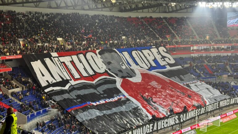 Tifo des supporters de l'OL pour Anthony Lopes