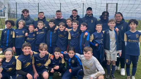 Pierre Sage au milieu des jeunes U13 du FC Saône Franc Lyonnais