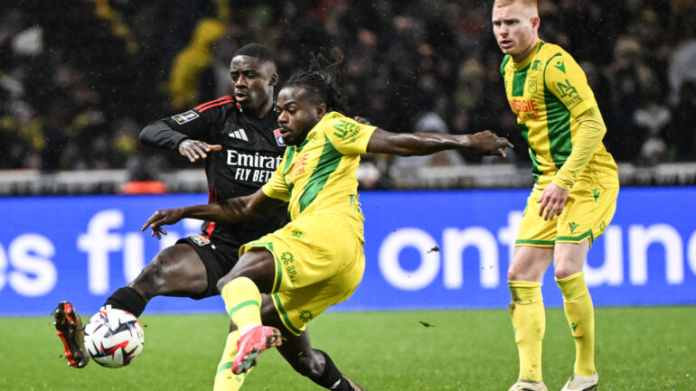 Saël Kumbedi (OL) face à Simon et Mollet (Nantes)