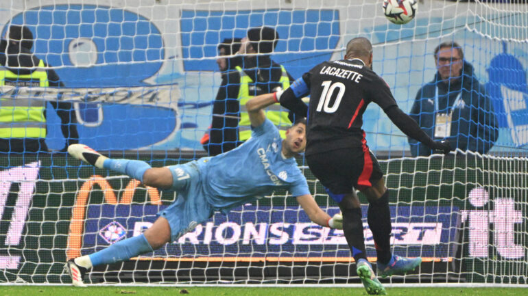 Lacazette (OL) marque sur penalty contre l'OM