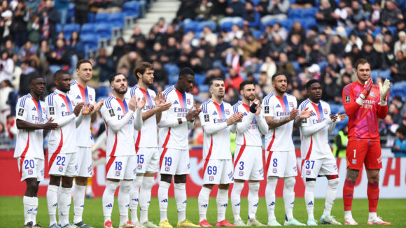 Les joueurs de l'OL observent une minute d'applaudissements