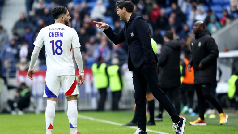 Paulo Fonseca avec Rayan Cherki lors d'OL - Reims