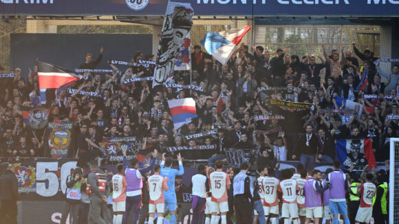 Les joueurs de l'OL devant le parcage des supporters lyonnais à Montpellier