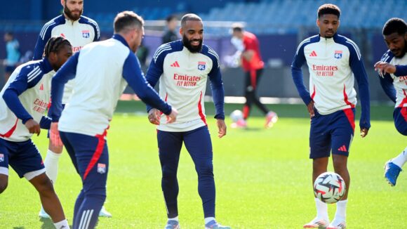 Alexandre Lacazette et les joueurs de l'OL à l'échauffement contre Montpellier