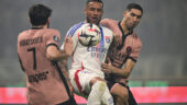 Corentin Tolisso au duel avec Achraf Hakimi lors d'OL - PSG