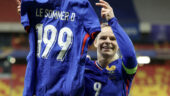 Eugénie Le Sommer avec le maillot des Bleues floqué 199