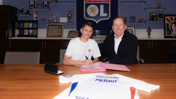 Khalis Merah avec John Textor pour la signature de son premier contrat avec l'OL