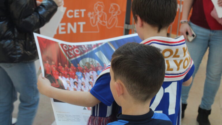 Un jeune supporter de l'OL après la signature de son poster