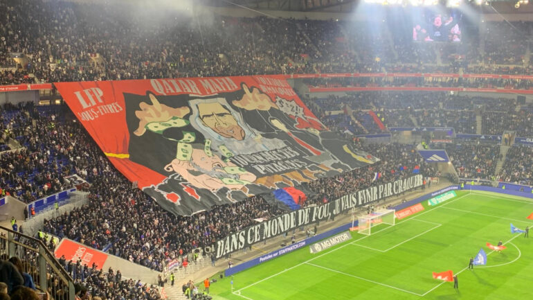 Tifo des Bad Gones contre Nasser Al-Khelaïfi et Vincent Labrune lors d'OL - PSG