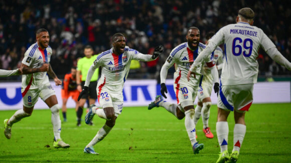 Alexandre Lacazette célébrant un but avec l'OL