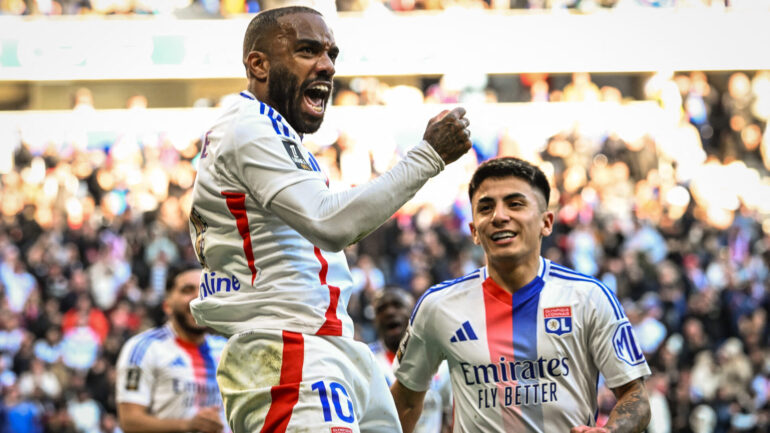 Alexandre Lacazette célèbre son but lors d'OL - Brest