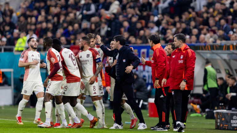 Les joueurs de l'OL célébrant le but de Tagliafico avec Paulo Fonseca