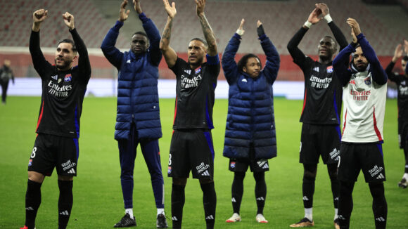 La joie des joueurs de l'OL, dont Cherki et Tolisso, après la victoire à Nice