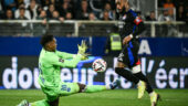 Alexandre Lacazette perd son duel face à Donovan Leon lors d'Auxerre - OL